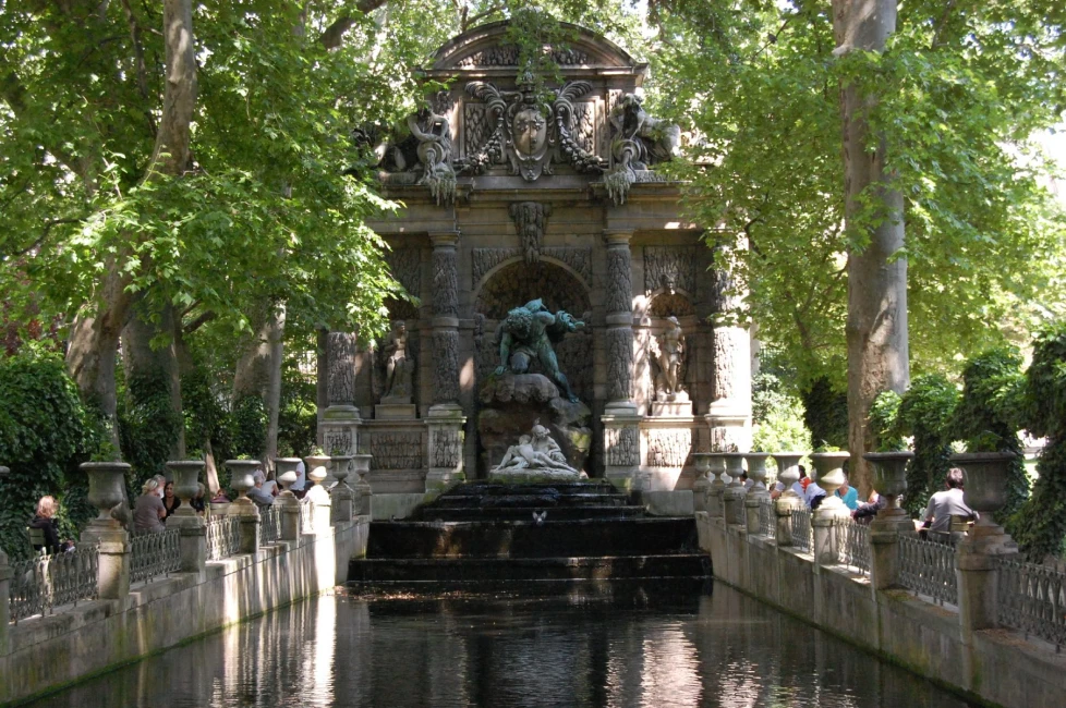 Paris_Fontaine_de_Medicis_Jardin_du_Luxembourg_1