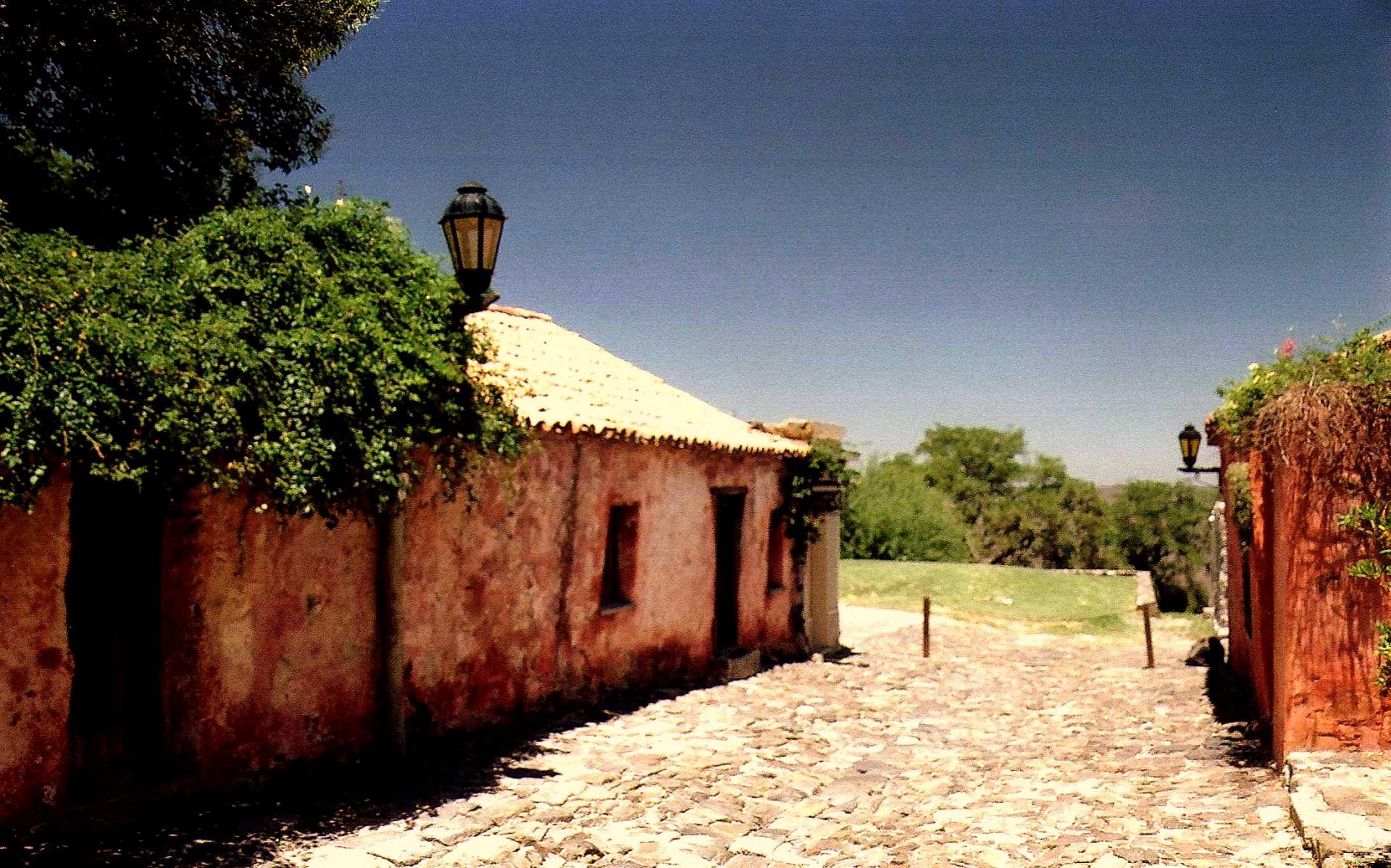 Calle_de_los_Suspiros_Colonia_del_Sacramento_Uruguay_-_panoramio-1-1920x1198