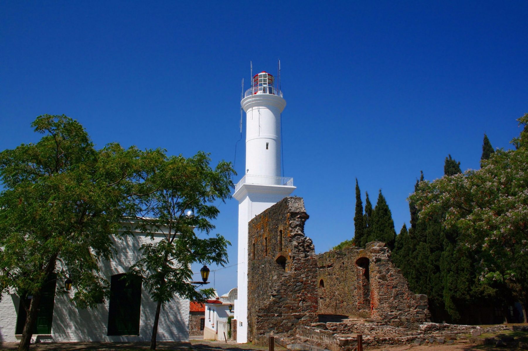 Faro_de_Colonia_del_Sacramento_Uruguay2-1802x1200