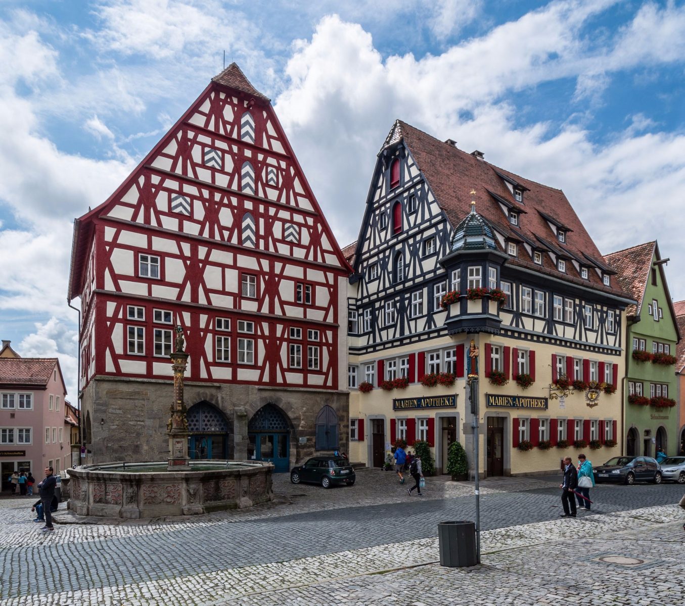 Fleischhaus_Brunnen_Marien_Apotheke_Rothenburg_2014-1355x1200