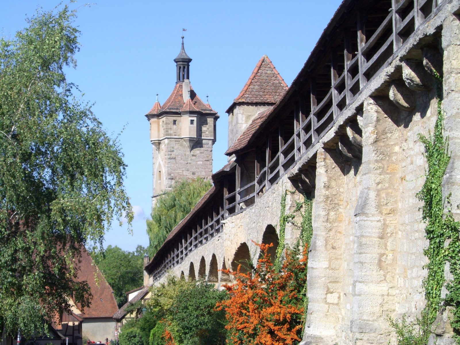 Rothenburg_ob_der_Tauber_Stadtbefestigung_mit_Klingentorturm-1-1600x1200